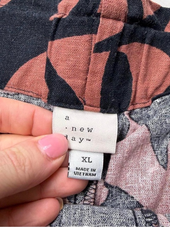 Black & Rust Abstract Print Women's Shorts - Picture 5 of 7